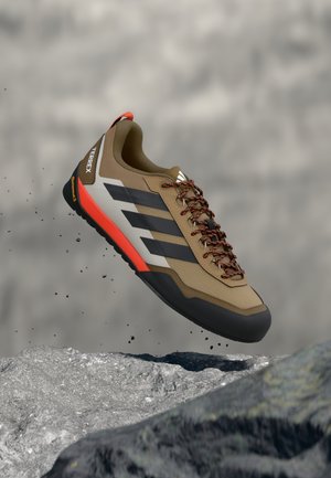 SKYCHASER SOLO APPROACH SHOES - Zapatillas de senderismo - cardboard/carbon/semi impact orange