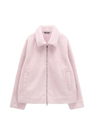 Jasnoróżowa, teksturowana kurtka na zamek błyskawiczny z szerokim kołnierzem i dwoma przednimi kieszeniami, prezentowana na białym tle.