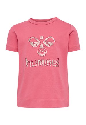 Lyserød t-shirt med korte ærmer lavet af bomuld. Har et blomsterprint logo og ordet "hummel" i en fed, mønsterpræget skrifttype.