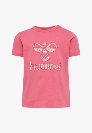 Lyserød t-shirt med korte ærmer lavet af bomuld. Har et blomsterprint logo og ordet "hummel" i en fed, mønsterpræget skrifttype.