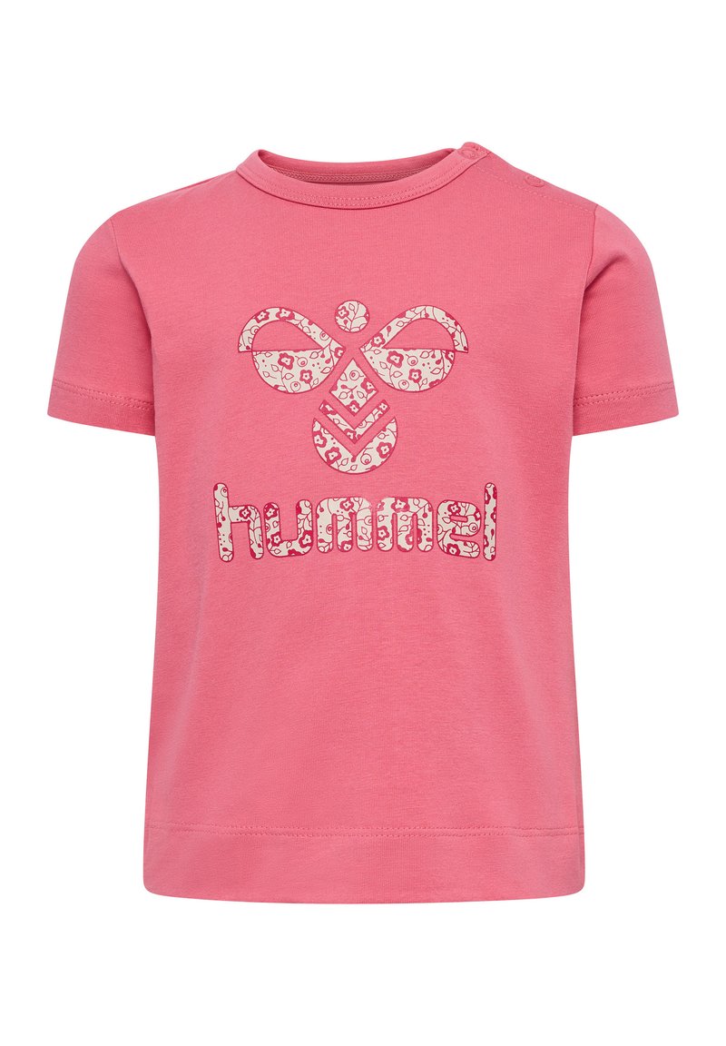 Lyserød t-shirt med korte ærmer lavet af bomuld. Har et blomsterprint logo og ordet "hummel" i en fed, mønsterpræget skrifttype.