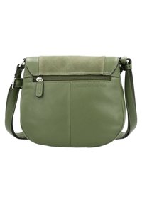 Grüne Leder-Schultertasche mit einer Wildleder-Klappe, rundem Format, Reißverschlussfach und verstellbarem Tragegurt. Texturierte Oberfläche und dezente Naht.