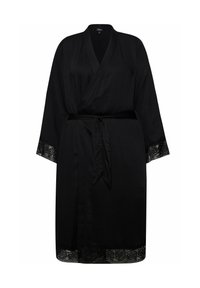 Černý kimono-stylový župan vyrobený z hladkého materiálu, s krajkovými detaily na rukávech a na spodním lemu, doplněný o odpovídající pásek pro zapínání.