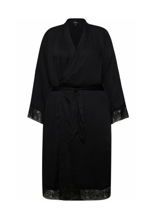 Zwarte kimono-achtige robe gemaakt van gladde stof, met kantaccenten op de mouwen en onderkant, en een bijpassende riem voor sluiting.