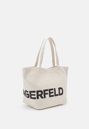 Beige stoftaske med to håndtag og stor fed sort tekst, der delvist staver "GERFELD" på siden.