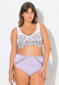 Mutande alte in pizzo lilla e bralette bianco con motivo floreale e dettaglio a bottone centrale. Tessuto morbido, vestibilità comoda.