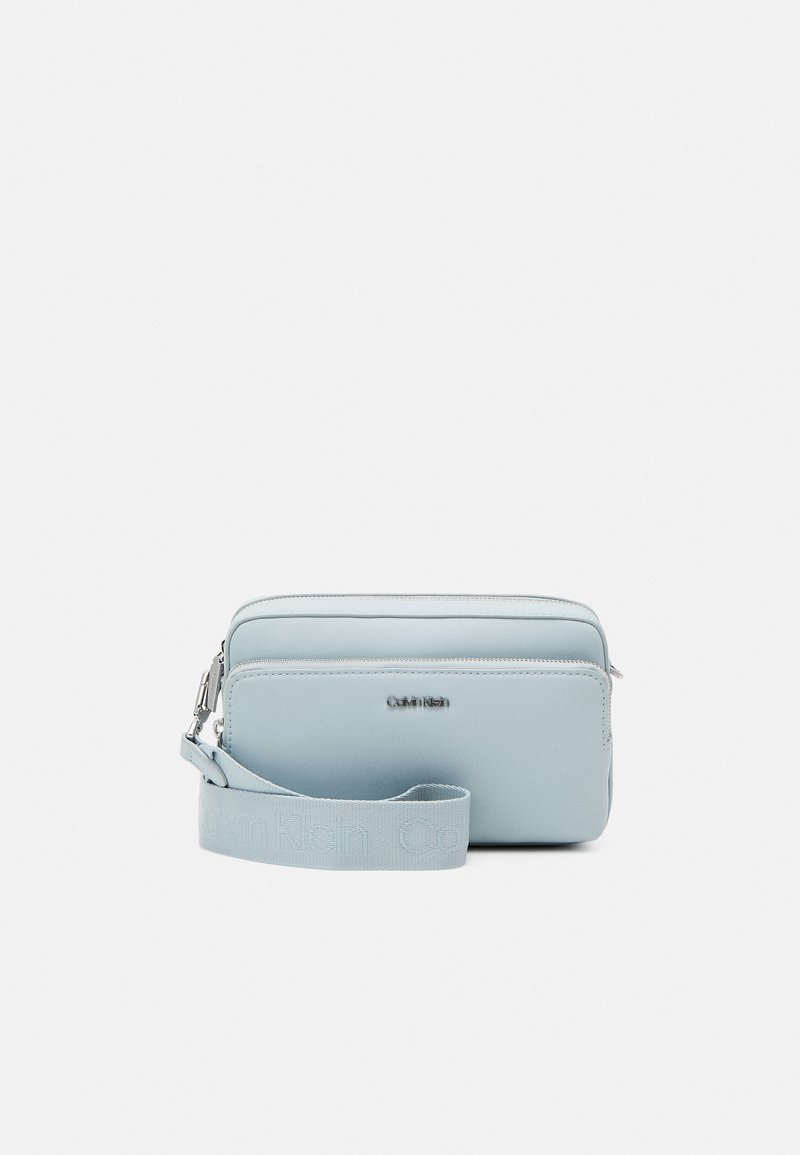 Calvin Klein MUST CAMERA BAG UNISEX Bandolera pearl blue/azul