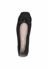 Črne balerinke iz teksturirane usnje, z dvignjenim lokom na prstu in gladko notranjo podlogo. Nizkokotni dizajn.