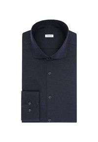 Chemise bleu foncé à manches longues avec col classique et poignets boutonnés, portant une petite étiquette blanche à l'intérieur du col.