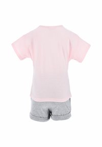 Camiseta rosa de manga corta con cuello redondo, acompañada de pantalones cortos de algodón grises con dobladillo enrollado. Textura suave y corte relajado.