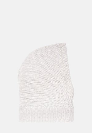 Biała, dziana czapka z teksturowanym wzorem, z zaokrąglonym wierzchem i ściągaczem. Materiał wydaje się miękki i przewiewny.