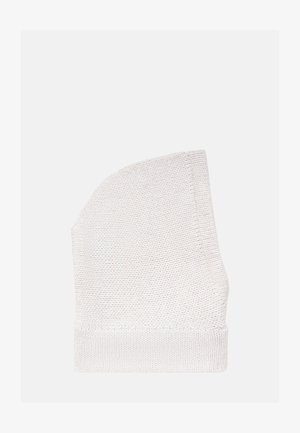 Biała, dziana czapka z teksturowanym wzorem, z zaokrąglonym wierzchem i ściągaczem. Materiał wydaje się miękki i przewiewny.