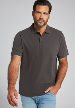 Polo de color gris oscuro con una tapeta de tres botones, mangas cortas y textura suave, combinado con unos vaqueros de color azul claro.