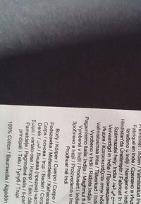 Le texte mentionne l'origine du produit « Fabriqué en Inde » et la composition du tissu « 100 % coton » en plusieurs langues sur une étiquette.