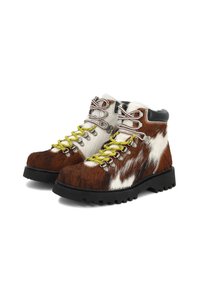 Rudi ir balti raštuoti žygio batai su juodais gumos padais, geltonomis raištelėmis ir sidabrine furnitūra. Aukšta konstrukcija suteikia kulkšnies atramą.