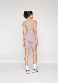 New Balance SLEEK POCKET HIGH RISE SHORT - Legíny - ice wine