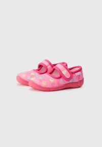 Rozā bērnu apavi ar teksturētu auduma augšdaļu, kurā ir sirds raksts zilos, dzeltenos un rozā toņos. Ar Velcro siksniņu vieglai uzvilkšanai.