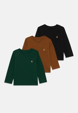 Tre langermede skjorter: mørk grønn, brun og svart. Hver av dem har en brystlomme med en liten brodert logo. Glatt bomullsmateriale.