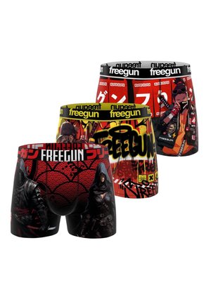 Trois paires de boxers avec des motifs graphiques audacieux mettant en scène des personnages, du texte japonais et des ceintures de marque portant l'inscription "freegun".