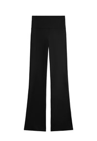 Čierne široké nohavice vyrobené z elastického materiálu. Majú hladký, vysoký pás a voľný, uvoľnený strih až po lem.