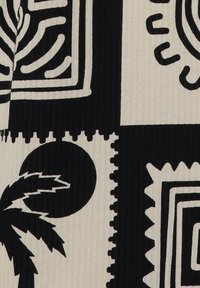 Czarnobiała tkanina z wzorem, zawierająca odważne grafiki, w tym palmy i geometryczne wzory, z pionową teksturą prążkowaną.