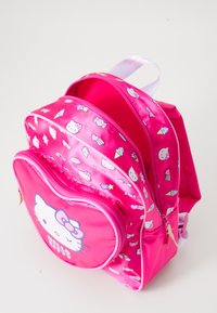 Rózsaszín Hello Kitty hátizsák duplazippel, fényes felülettel, fagylalt, szív és csillag mintákkal a külső részén.