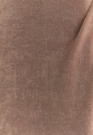 Bruin gestructureerd textiel met een geribbeld patroon, dat een glad oppervlak en een lichte glans vertoont. Het materiaal lijkt lichtgewicht en rekbaar.