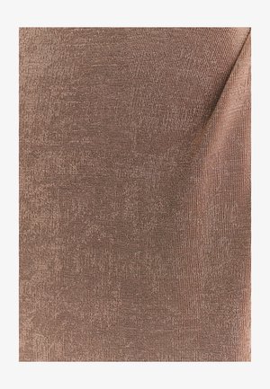 Bruin gestructureerd textiel met een geribbeld patroon, dat een glad oppervlak en een lichte glans vertoont. Het materiaal lijkt lichtgewicht en rekbaar.