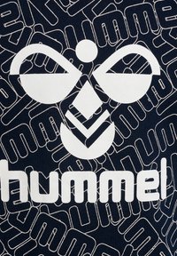 Hvid stiliseret bi-logo og ordet hummel på sort baggrund med gentaget markeret hummel-tekst mønster.