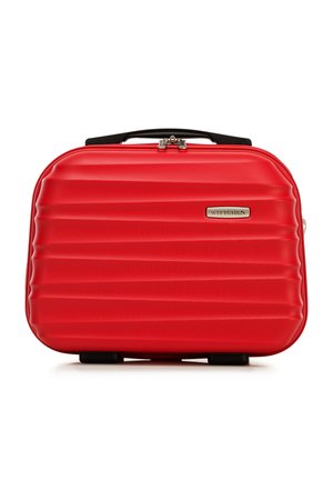 Rode harde koffer met een ribbelontwerp, een gladde textuur, zwarte handvatten en een zilveren logo plaat. Voorzien van twee zwarte wielen voor stabiliteit.