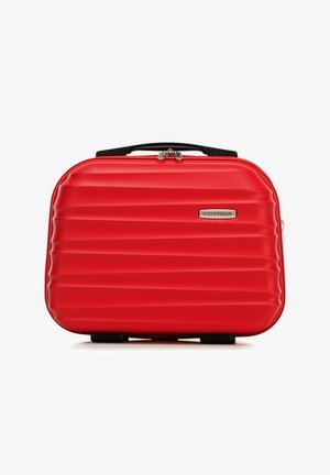 Rode harde koffer met een ribbelontwerp, een gladde textuur, zwarte handvatten en een zilveren logo plaat. Voorzien van twee zwarte wielen voor stabiliteit.