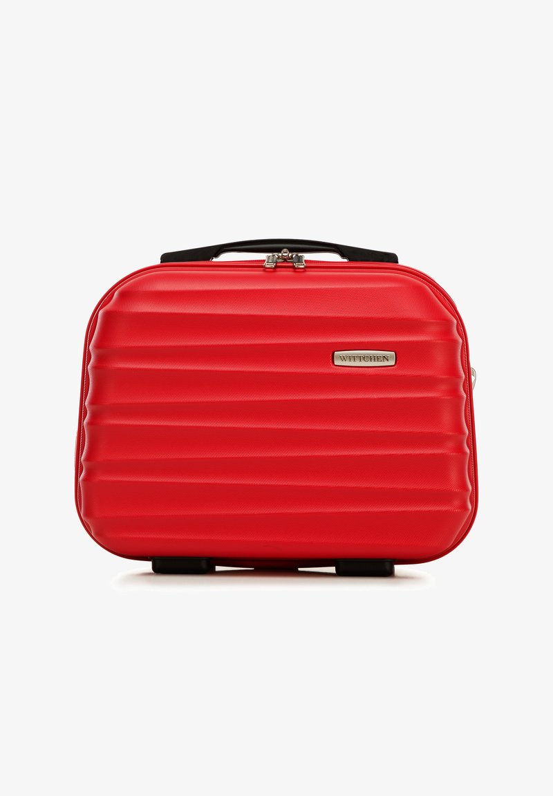 Červený tvrdý kufr s vroubkovaným designem, hladkým povrchem, černými držadly a stříbrnou logovou deskou. Obsahuje dva černé kolečka pro stabilitu.