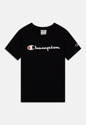 Zwart T-shirt met korte mouwen, met een wit en rood Champion-logo over de borst en een kleiner logo op de linker mouw.