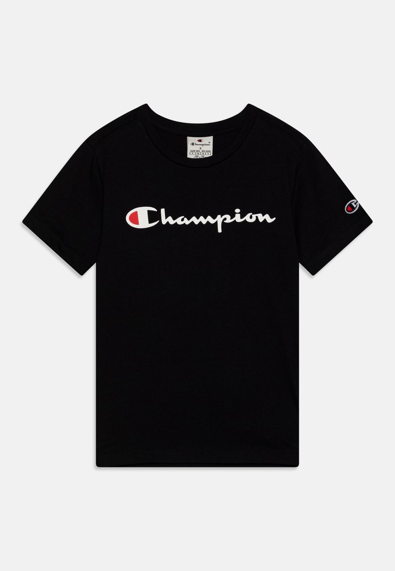 T-shirt nera a maniche corte con logo Champion bianco e rosso sul petto e logo più piccolo sulla manica sinistra.