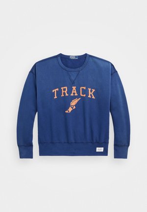 Sweat-shirt bleu à manches longues avec le mot « TRACK » en lettres orange usées et un graphisme de pied ailé centré en dessous sur la poitrine.