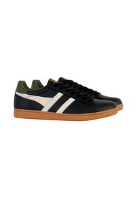 Zapatillas de cuero negro con rayas blancas, detalles en verde oliva y suela de goma. Presentan punta redonda y diseño con cordones. Detalle del logo en dorado.