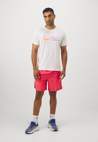 Nike Performance TEE FOUNDERS - Spordi T-särk - white