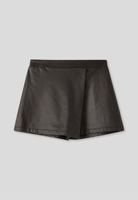 Gonna skort nera in eco-pelle con design avvolgente, caratterizzata da una texture liscia, una vita ampia e un orlo grezzo.