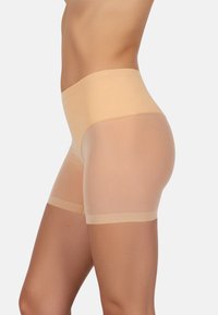 Beige, zökkenőmentes formázó rövidnadrág magas derékkal, sima, rugalmas anyagból készült. Puha elasztikus szalaggal rendelkezik a deréknál.