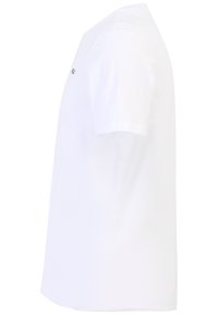 Vit t-shirt med kort �ärm, tillverkad av bomull, med rund halsringning och en liten broderad logotyp i övre vänstra hörnet. Slät textur.