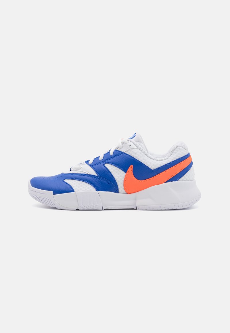 Blauer und weißer Sportschuh mit texturierter Oberfläche, ausgestattet mit einem auffälligen orangen Logo und Akzenten, Schnürverschluss und gepolsterter Sohle.
