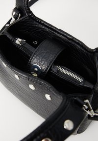 Borsa a tracolla in pelle nera con texture, borchie argento, pattina apribile, tasca con zip visibile e una tracolla con hardware in metallo.