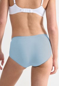 Culotte taille haute en coton bleu clair avec une texture lisse, une taille élastique et des coutures minimales autour des bords.