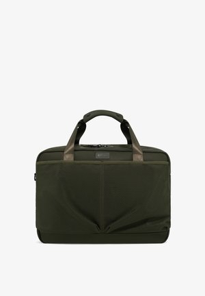 Mallette rectangulaire vert foncé avec doubles poignées et grande poche en filet à l'avant, marquée d'une petite étiquette rectangulaire.