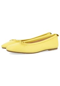Bailarinas amarillas con upper de tela suave, punta afilada y un lazo decorativo en la parte frontal. Diseño sencillo con suela de goma plana.