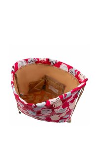 Rode stoffen tas met een speels dierenprint en een beige interieur. Bevat een binnenzak en een trekkoordsluiting, ovale vorm.