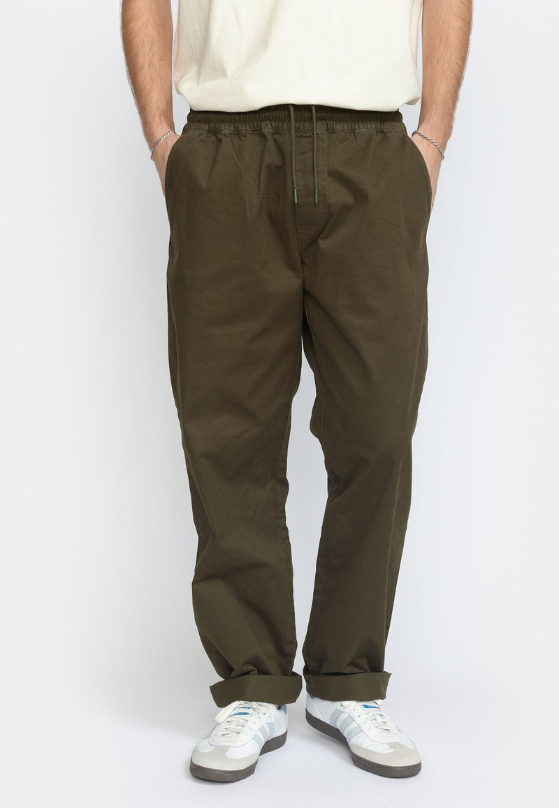 Olijfgroene, lichte katoenen joggingsbroek met een elastische tailleband, trekkoord, zijzakken en taps toelopende boorden bij de enkels.