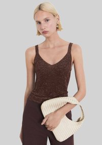 Top en paillettes brunes avec des bretelles fines et un décolleté en V, associé à un sac en perles de couleur crème. Texture lisse, design ajusté.