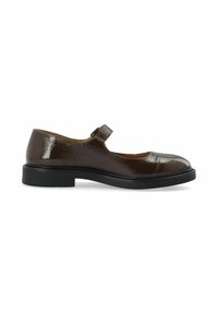 Braune lackierte Mary Jane-Schuhe mit schwarzer Sohle und einem einzigen Riemen über dem Spann, seitlich auf einem weißen Hintergrund dargestellt.