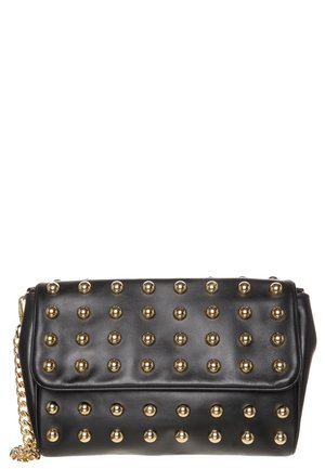 Czarna skórzana kopertówka z zaokrąglonymi, złotymi ćwiekami ułożonymi w rzędy oraz złotym łańcuszkowym paskiem po boku.
